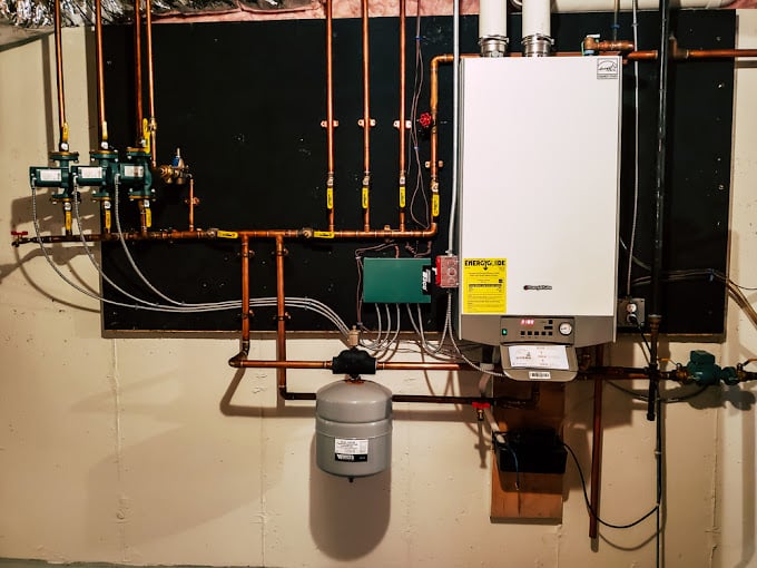 Wall-mounted tankless water heater with copper piping